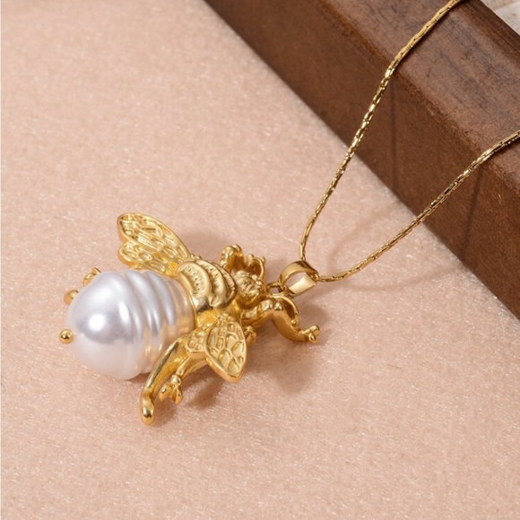 Pearl Abdomen Bee~ Striated Rippled Tomenta Bumblebee Honeybee 3D Steel Necklace - Picture 4 of 13